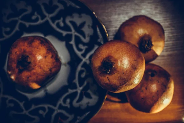 Fruta de romã no prato uzbeque — Fotografia de Stock