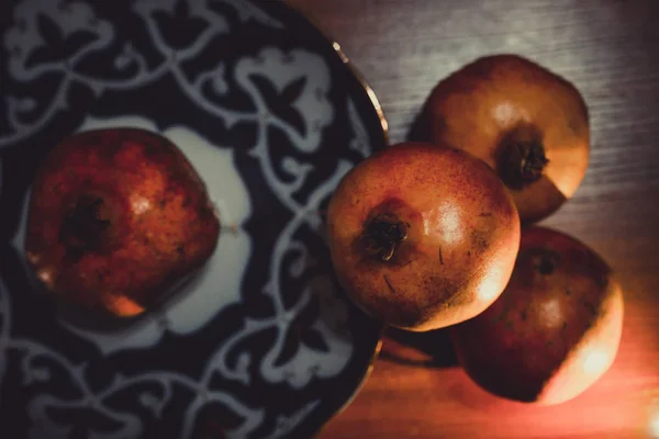 Fruta de romã no prato uzbeque — Fotografia de Stock