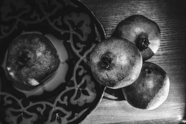 Fruta de granada en el plato uzbek — Foto de Stock