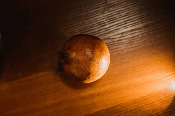 桌上放石榴果 — 图库照片