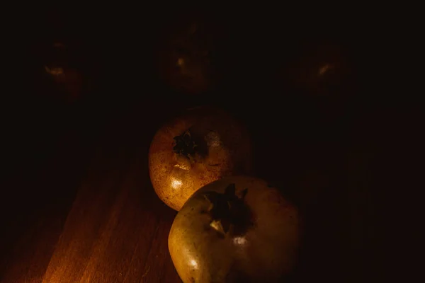 Fruta de romã na mesa — Fotografia de Stock