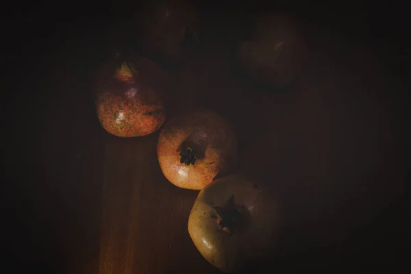 Fruta de granada sobre la mesa — Foto de Stock