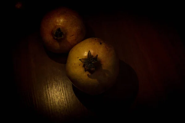 Granatapfelfrucht auf dem Tisch — Stockfoto