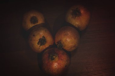 Masadaki nar meyvesi.