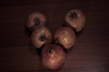 Masadaki nar meyvesi.