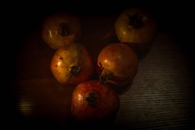 Masadaki nar meyvesi.