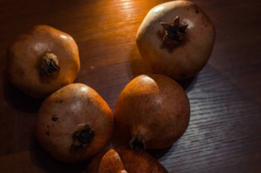 Masadaki nar meyvesi.