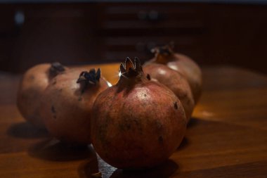 Masadaki nar meyvesi.