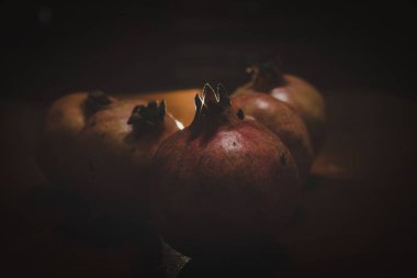 Masadaki nar meyvesi.