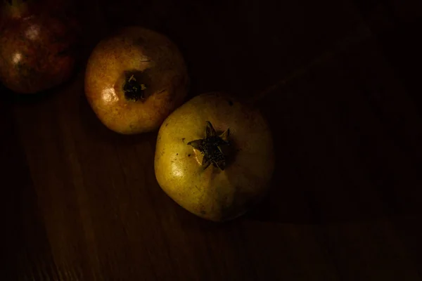 Fruta de granada sobre la mesa — Foto de Stock