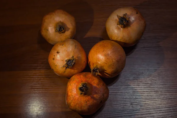 Гранатні фрукти на столі — стокове фото