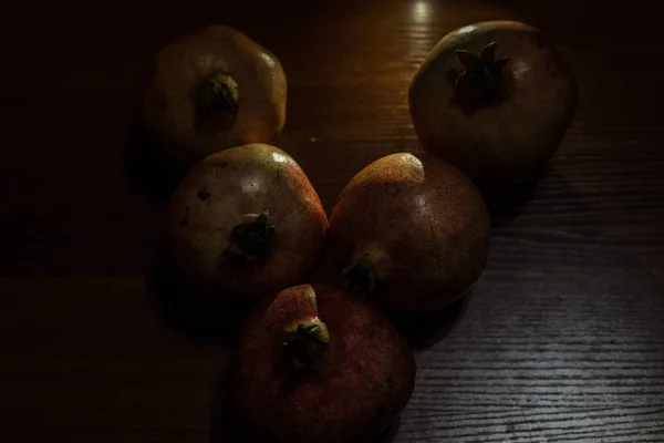 Granatapfelfrucht auf dem Tisch — Stockfoto