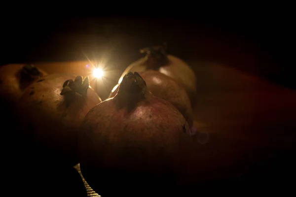 Fruta de granada sobre la mesa —  Fotos de Stock