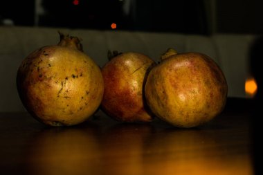 Masadaki nar meyvesi.