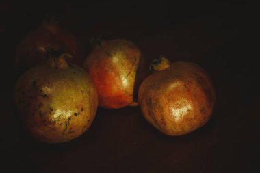 Masadaki nar meyvesi.