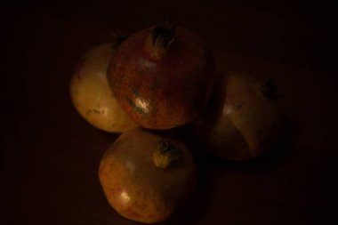 Masadaki nar meyvesi.