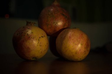 Masadaki nar meyvesi.