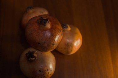 Masadaki nar meyvesi.