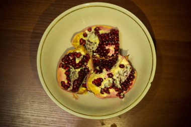 Masadaki nar meyvesi.