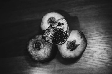 Masadaki nar meyvesi.