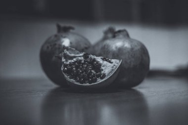 Masadaki nar meyvesi.