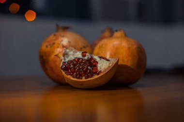 Masadaki nar meyvesi.