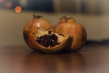 Masadaki nar meyvesi.