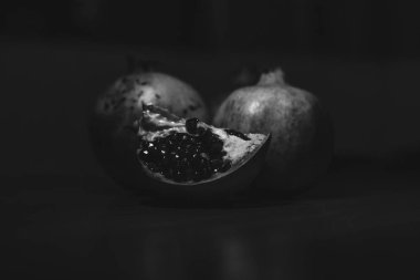 Masadaki nar meyvesi.