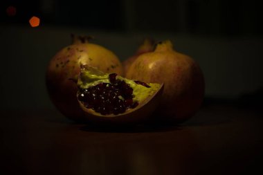 Masadaki nar meyvesi.