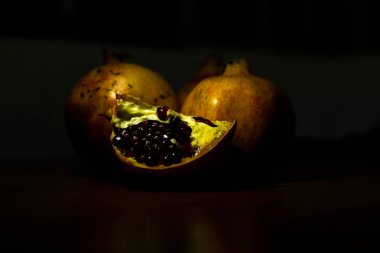 Masadaki nar meyvesi.