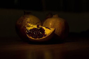 Masadaki nar meyvesi.