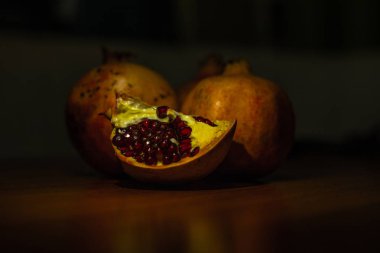 Masadaki nar meyvesi.