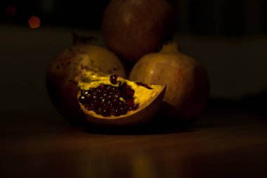 Masadaki nar meyvesi.