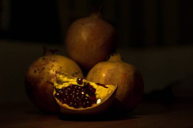 Masadaki nar meyvesi.