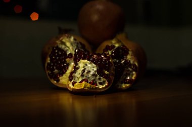 Masadaki nar meyvesi.