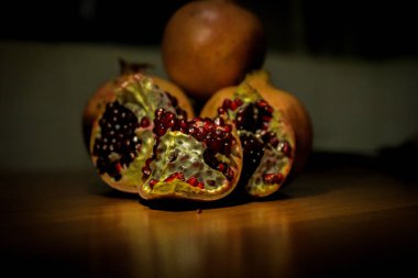 Masadaki nar meyvesi.