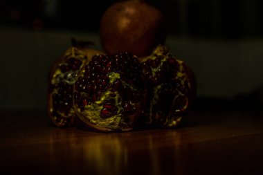 Masadaki nar meyvesi.