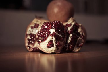 Masadaki nar meyvesi.