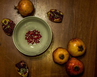 Masadaki nar meyvesi.