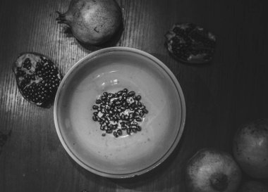 Masadaki nar meyvesi.