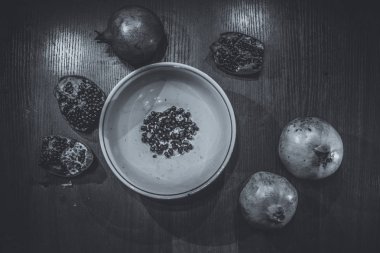 Masadaki nar meyvesi.