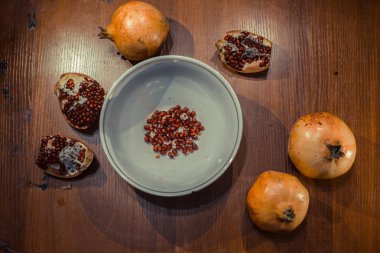 Masadaki nar meyvesi.