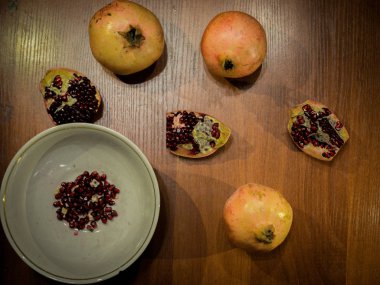 Masadaki nar meyvesi.