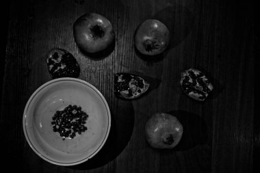 Masadaki nar meyvesi.