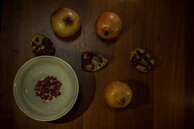 Masadaki nar meyvesi.