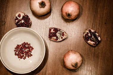 Masadaki nar meyvesi.