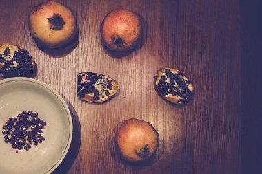 Masadaki nar meyvesi.