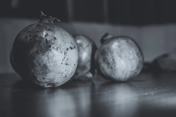 Fruta de granada sobre la mesa — Foto de Stock