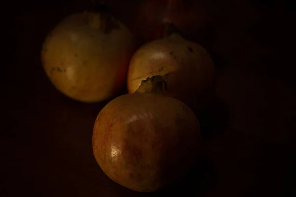 Fruta de romã na mesa — Fotografia de Stock