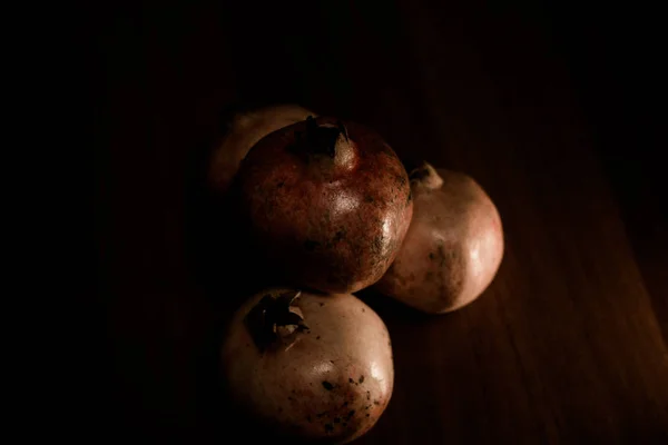 Fruta de granada sobre la mesa — Foto de Stock